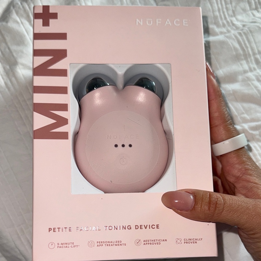 NuFace Mini+ Toning Device in Soft Pink